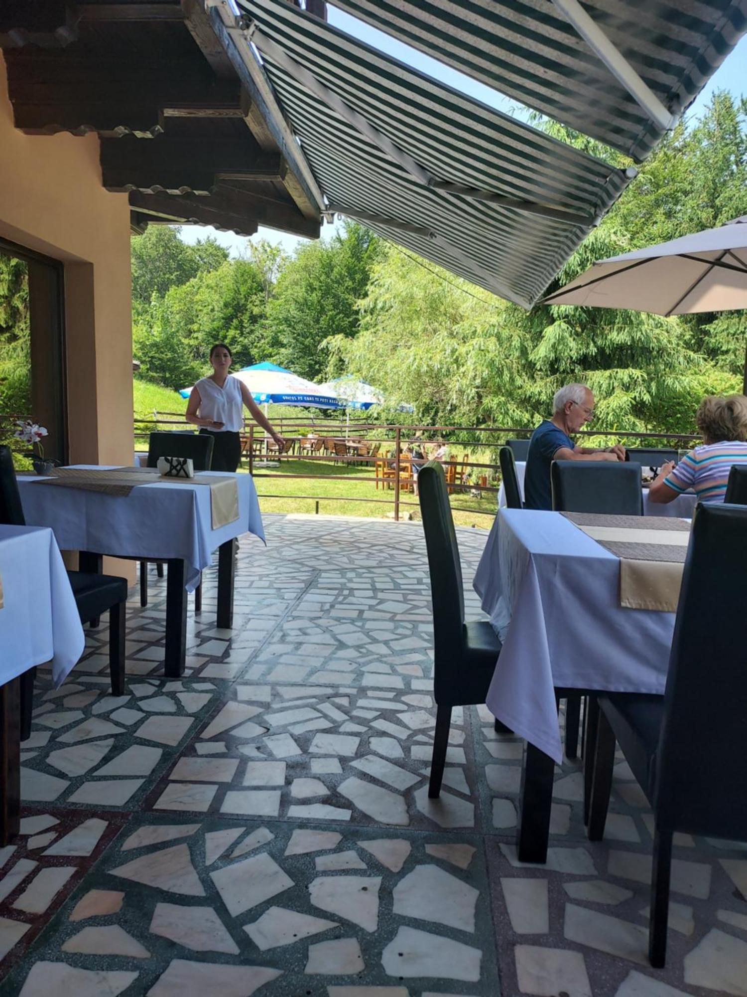 Pensiunea La Taverna Traisteni Экстерьер фото