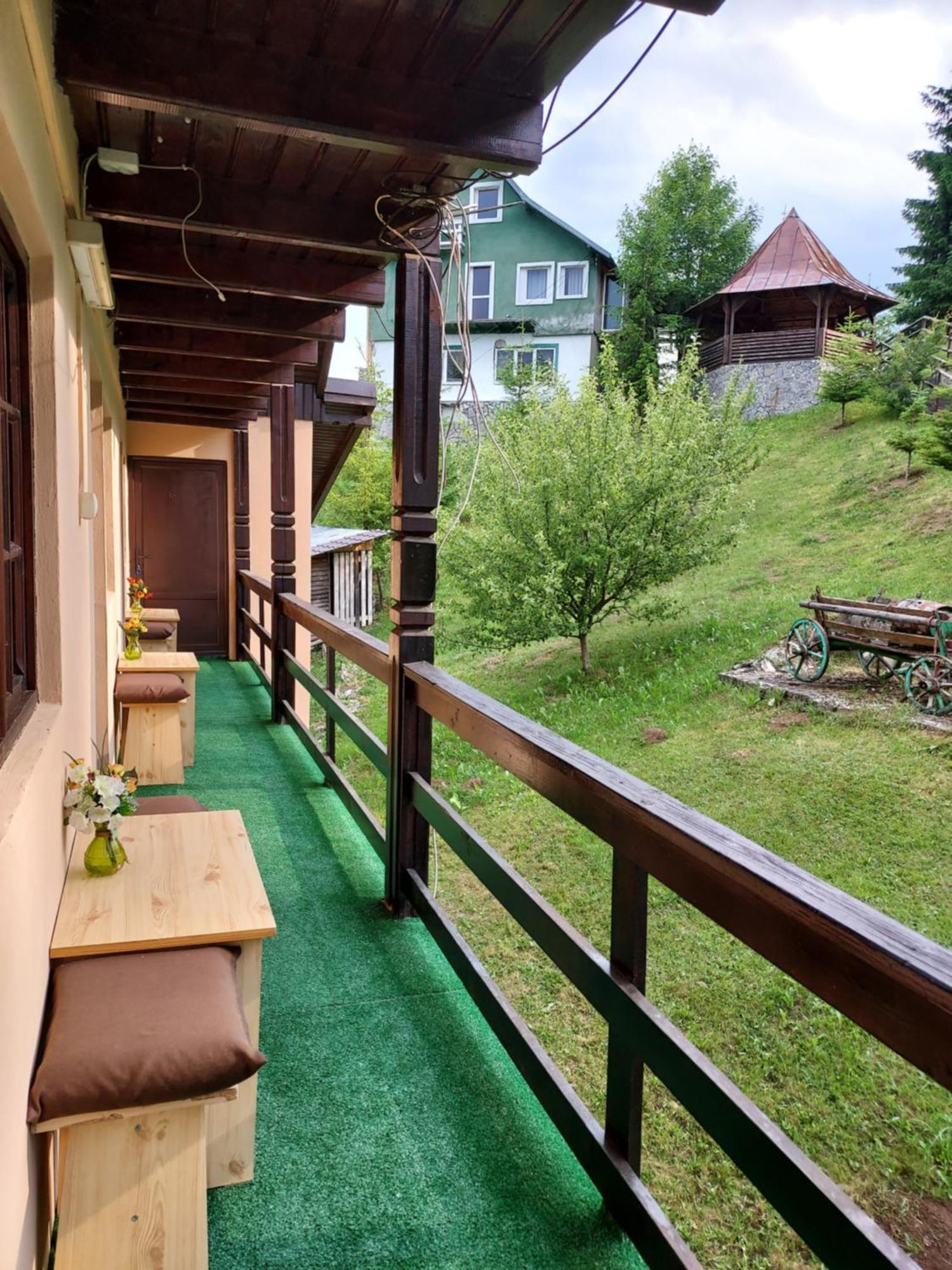 Pensiunea La Taverna Traisteni Экстерьер фото
