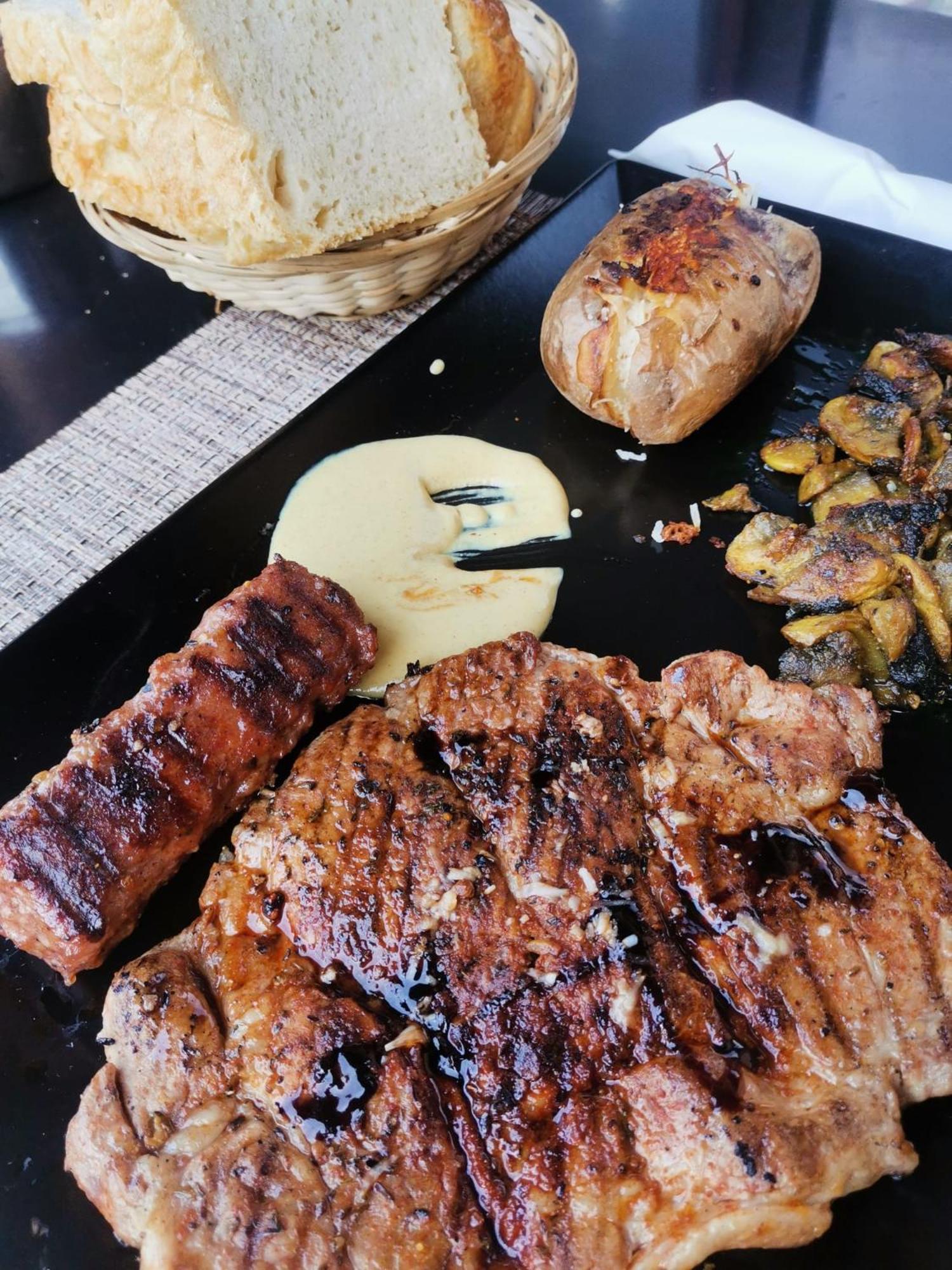 Pensiunea La Taverna Traisteni Экстерьер фото