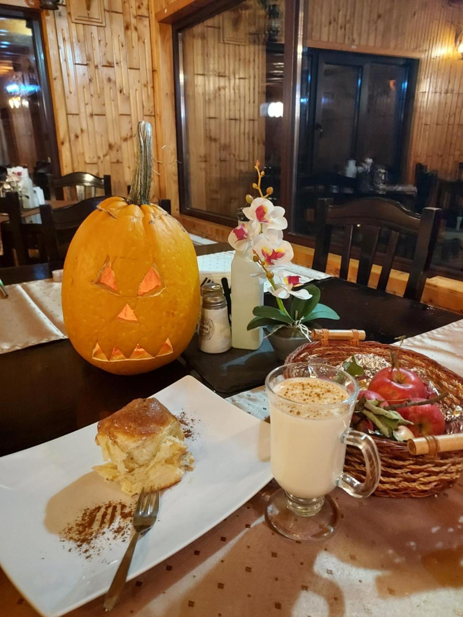 Pensiunea La Taverna Traisteni Экстерьер фото